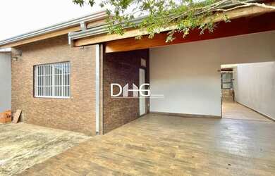 Imagem: A casa possui 2 Dormitórios, 3 Banheiros, 2 Vagas na garagem