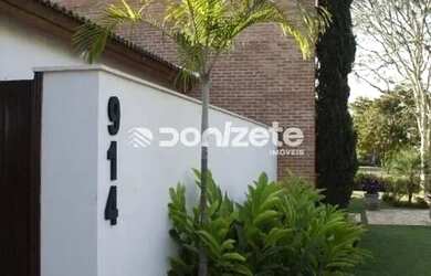 Imagem: A casa possui 4 Dormitórios, 5 Banheiros, 4 Vagas na garagem