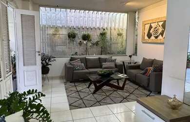 Imagem: A casa possui 4 Dormitórios, 3 Banheiros, 2 Vagas na garagem