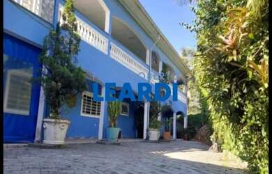 Imagem: A casa possui 4 Dormitórios, 5 Banheiros, 4 Vagas na garagem