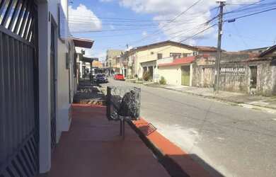 Imagem: A casa possui 3 Dormitórios, 3 Banheiros, 3 Vagas na garagem