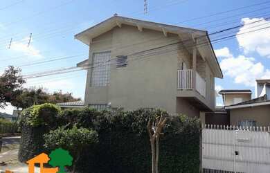 Imagem: A casa possui 3 Dormitórios, 2 Banheiros, 1 Vaga na garagem
