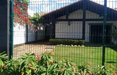 Imagem: A casa possui 2 Dormitórios, 3 Banheiros, 3 Vagas na garagem