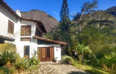 Imagem: A casa possui 5 Dormitórios, 4 Banheiros, 2 Vagas na garagem