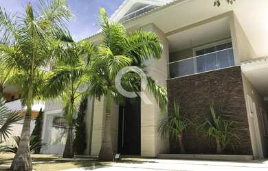 Imagem: A casa em condomínio possui 5 Dormitórios, 5 Banheiros, 600m²