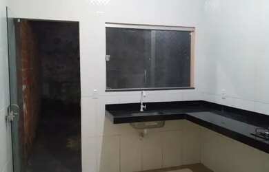 Imagem: A casa possui 1 Dormitório, 1 Banheiro, 1 Vaga na garagem e