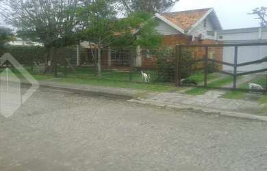 Imagem: A casa possui 3 Dormitórios, 2 Banheiros, 5 Vagas na garagem