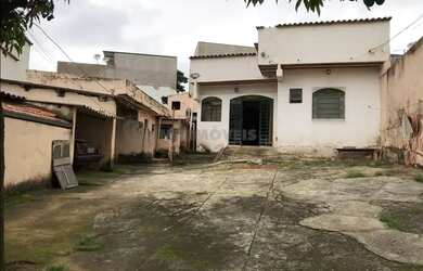 Imagem: A casa possui 3 Dormitórios, 1 Banheiro, 5 Vagas na garagem