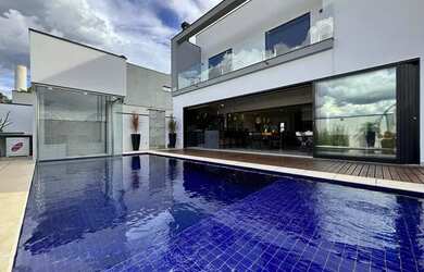 Imagem: A casa em condomínio possui 4 Dormitórios, 5 Banheiros, 370m²