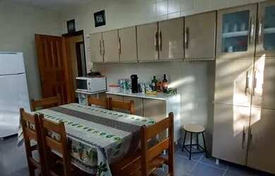 Imagem: A casa possui 3 Dormitórios, 2 Banheiros, 3 Vagas na garagem