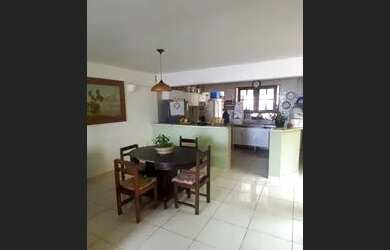 Imagem: A casa possui 3 Dormitórios, 3 Banheiros, 1 Vaga na garagem