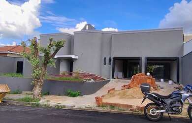 Imagem: A casa possui 3 Dormitórios, 4 Banheiros, 2 Vagas na garagem