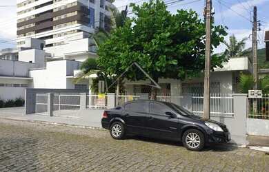 Imagem: A casa possui 4 Dormitórios, 3 Banheiros, 4 Vagas na garagem