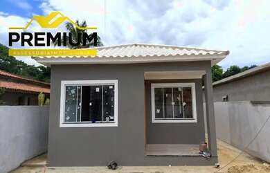 Imagem: A casa possui 3 Dormitórios, 2 Banheiros, 2 Vagas na garagem