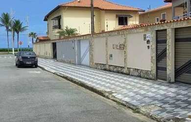 Imagem: A casa possui 5 Dormitórios, 5 Banheiros, 4 Vagas na garagem