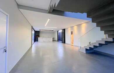 Imagem: A casa possui 3 Dormitórios, 1 Banheiro, 3 Vagas na garagem