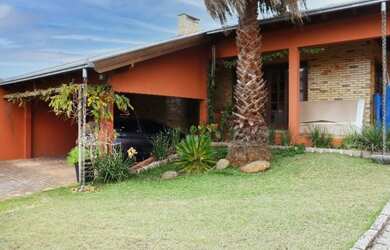 Imagem: A casa possui 3 Dormitórios, 2 Banheiros, 195m² de Área e