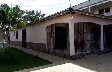 Imagem: A casa possui 3 Dormitórios, 1 Banheiro, 3 Vagas na garagem