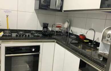 Imagem: O apartamento possui 2 Dormitórios, 1 Banheiro, 1 Vaga na garagem