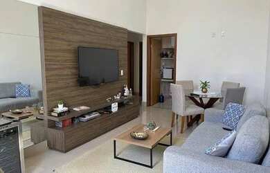 Imagem: A casa possui 3 Dormitórios, 1 Banheiro, 2 Vagas na garagem