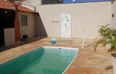 Imagem: A casa possui 3 Dormitórios, 3 Banheiros, 2 Vagas na garagem