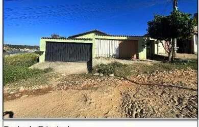 Imagem: A casa possui 2 Dormitórios, 1 Banheiro, 1 Vaga na garagem