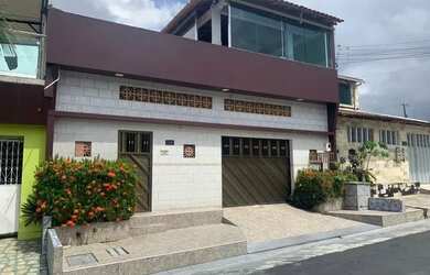 Imagem: A casa possui 2 Dormitórios, 2 Banheiros, 2 Vagas na garagem