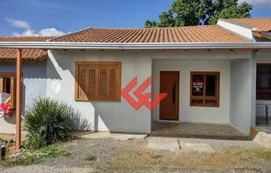 Imagem: A casa possui 2 Dormitórios, 1 Banheiro, 2 Vagas na garagem