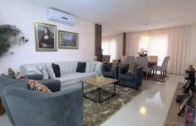 Imagem: A casa possui 3 Dormitórios, 4 Banheiros, 2 Vagas na garagem