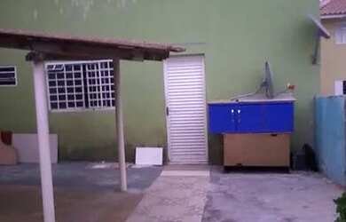 Imagem: A casa possui 3 Dormitórios, 2 Banheiros, 1 Vaga na garagem