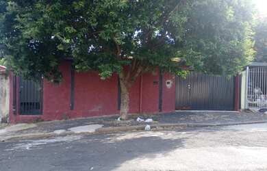 Imagem: A casa possui 2 Dormitórios, 1 Banheiro, 2 Vagas na garagem