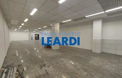 Imagem: O depósito possui 2 Vagas na garagem, 407m² de Área e está