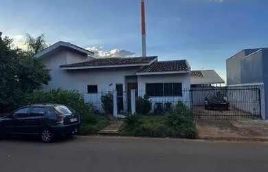 Imagem: A casa possui 3 Dormitórios, 1 Banheiro, 1 Vaga na garagem