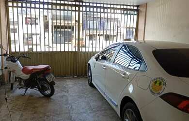 Imagem: A casa possui 4 Dormitórios, 4 Banheiros, 2 Vagas na garagem