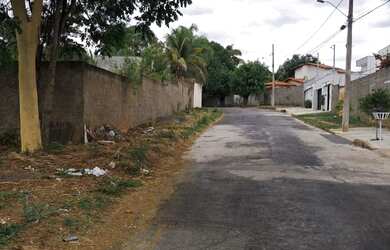 Imagem: O terreno possui 700m² de Área e está localizado em Montes