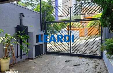 Imagem: A casa possui 3 Dormitórios, 3 Banheiros, 5 Vagas na garagem