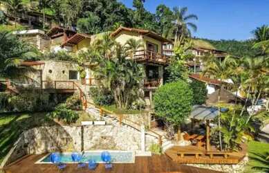 Imagem: A casa possui 4 Dormitórios, 5 Banheiros, 4 Vagas na garagem