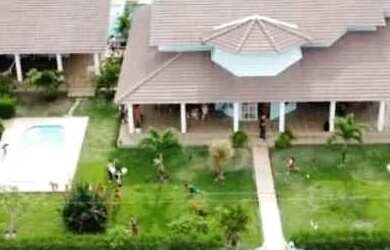 Imagem: A casa possui 3 Dormitórios, 5 Banheiros, 5 Vagas na garagem