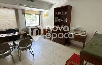 Imagem: O depósito possui 1 Vaga na garagem, 43m² de Área e está