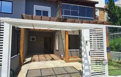 Imagem: A casa possui 3 Dormitórios, 3 Banheiros, 2 Vagas na garagem