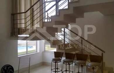 Imagem 4: A casa possui irrigação automática, cortina elétrica, portas dos quartos...