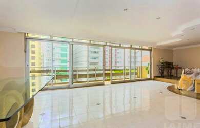 Imagem: O apartamento possui 4 Dormitórios, 2 Banheiros, 2 Vagas na