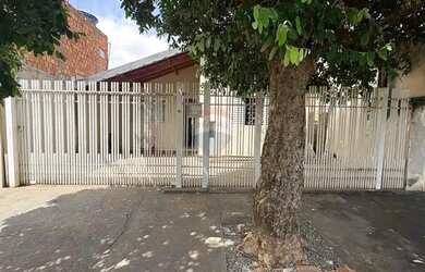 Imagem: A casa possui 3 Dormitórios, 1 Banheiro, 170m² de Área e