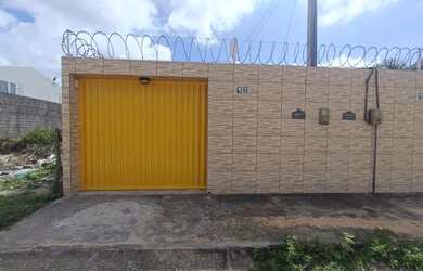 Imagem: A casa possui 3 Dormitórios, 2 Banheiros, 3 Vagas na garagem