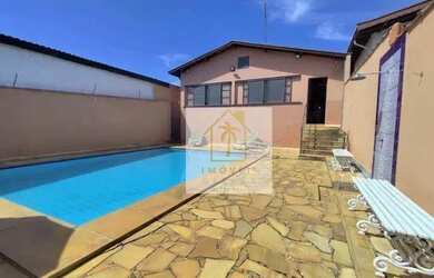 Imagem: A casa possui 3 Dormitórios, 4 Banheiros, 2 Vagas na garagem