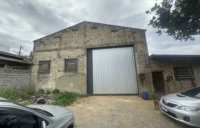 Imagem: O depósito possui 4 Vagas na garagem, 300m² de Área e está