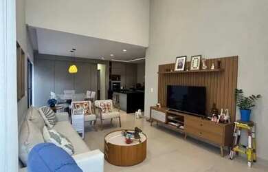 Imagem: A casa possui 3 Dormitórios, 2 Banheiros, 1 Vaga na garagem