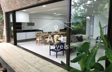 Imagem: A casa possui 4 Dormitórios, 5 Banheiros, 2 Vagas na garagem