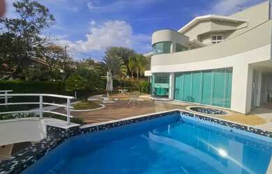 Imagem: A casa em condomínio possui 4 Dormitórios, 5 Banheiros, 5