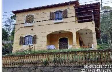 Imagem: A casa possui 3 Dormitórios, 4 Banheiros, 2 Vagas na garagem